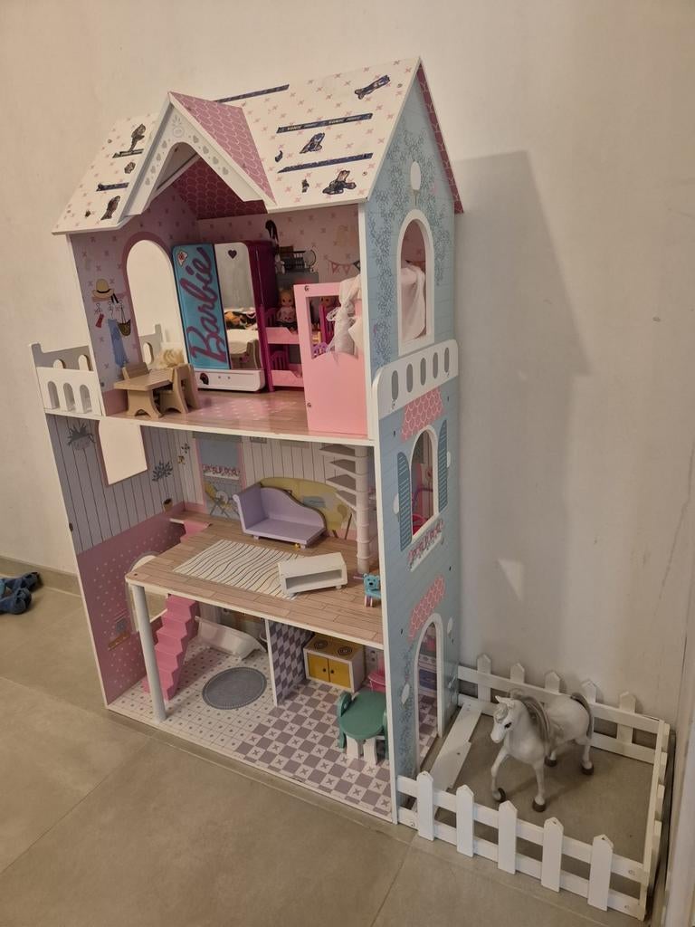 Groot poppenhuis met meubels en paardenstal, Ophalen of Verzenden, Poppenhuis