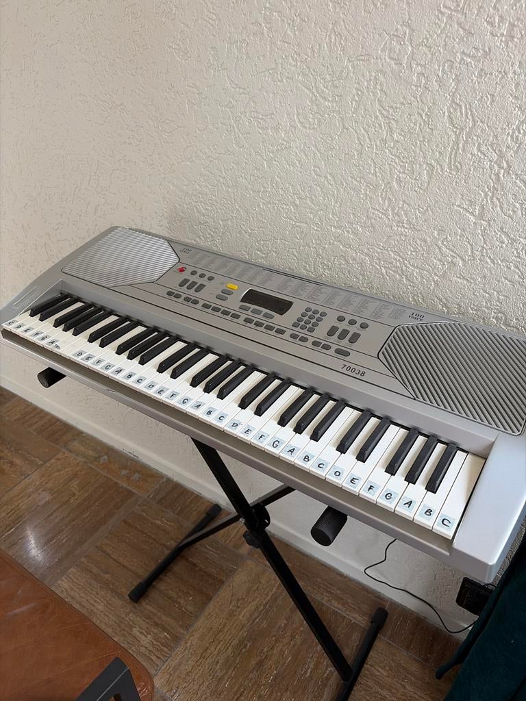 Keyboard met standaard, 61 toetsen, Zo goed als nieuw, Met standaard, Ophalen