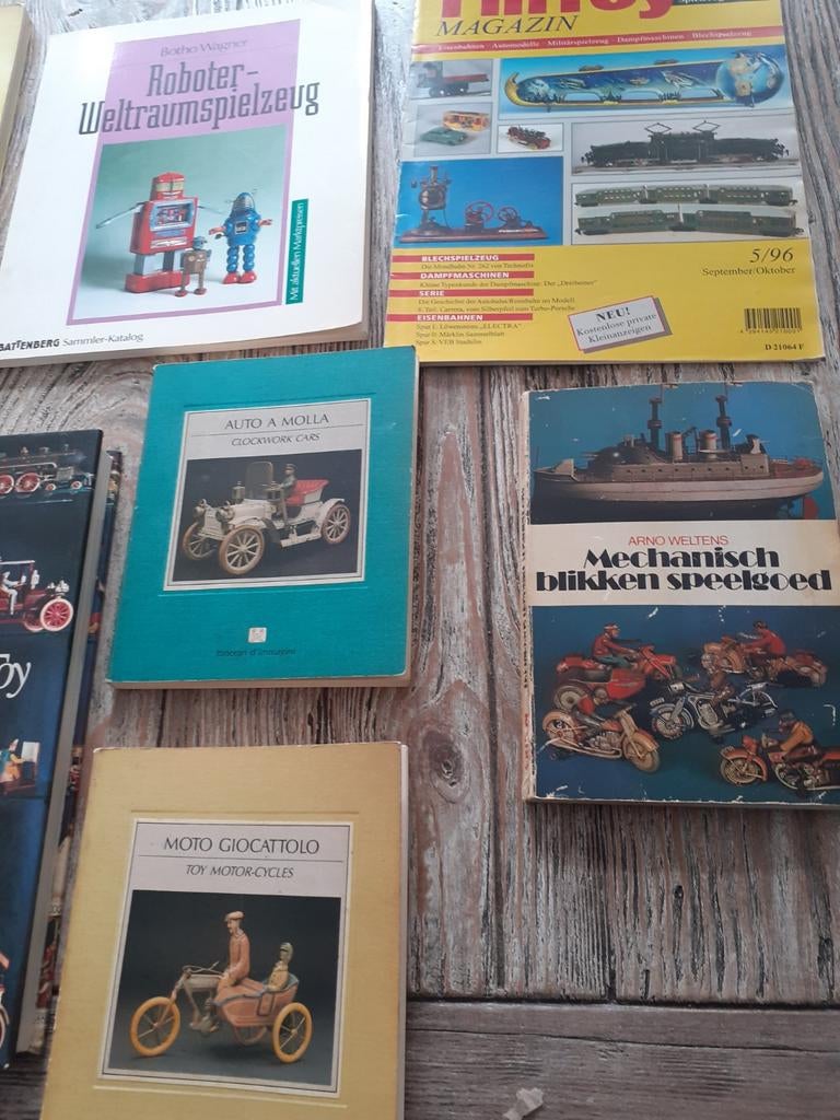 Antiek speelgoed boeken, Ophalen