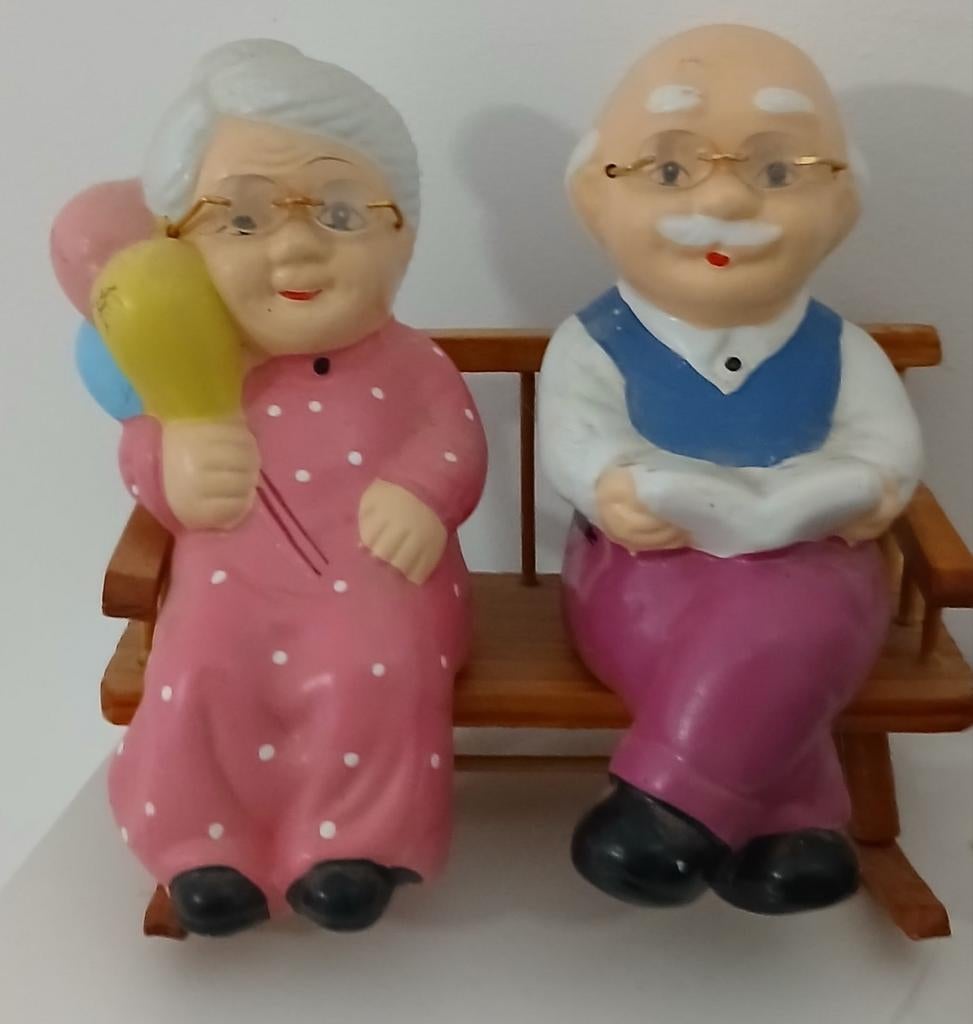 Oud stel op bankje beeldje, Verzamelen, Beelden en Beeldjes, Ophalen of Verzenden