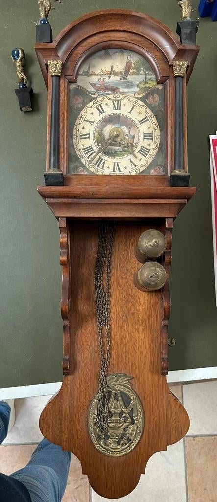 Houten klok met kettingen en gewichten, Ophalen