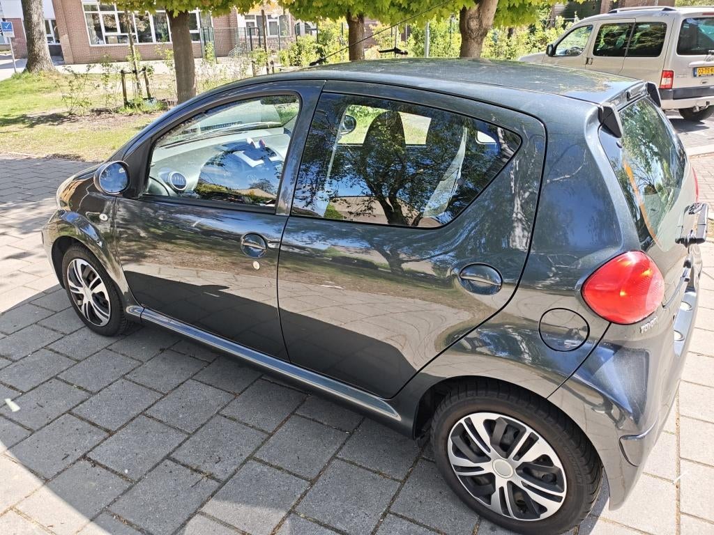 Toyota Aygo 1.0 12V Vvt-i 5DRS 2007 Grijs, Auto's, Toyota, 4 stoelen, 68 pk, Origineel Nederlands, Handgeschakeld