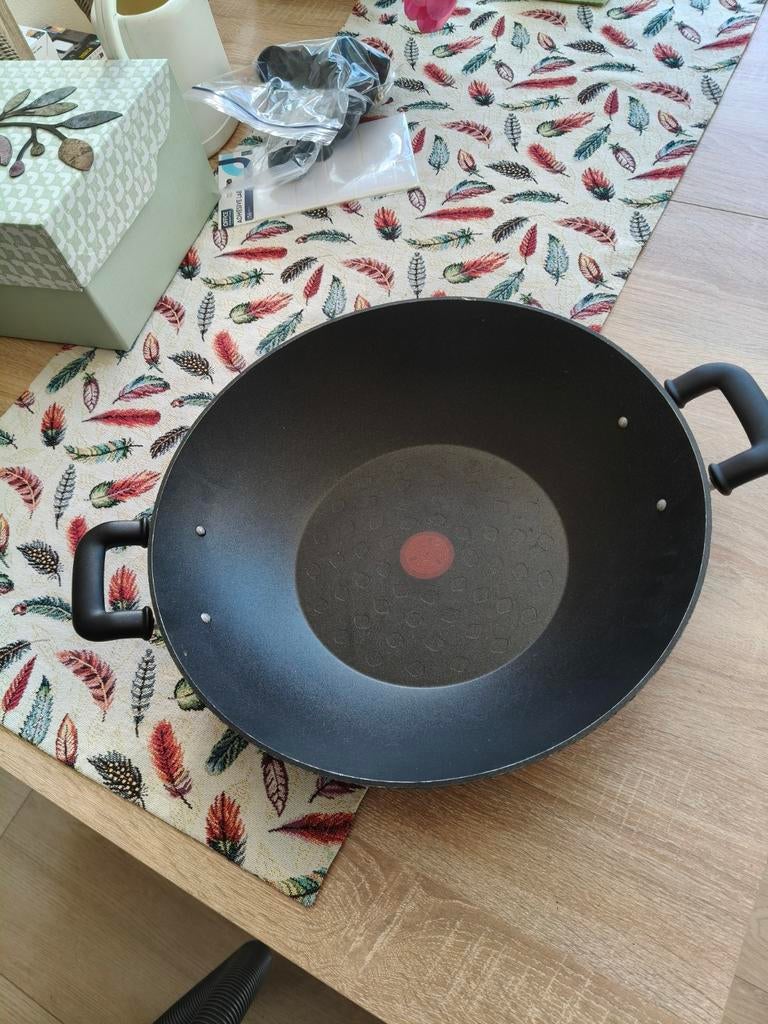 Grote Tefal wok. Alle warmte bronnen, Huis en Inrichting, Keuken | Potten en Pannen, Ophalen of Verzenden, Zo goed als nieuw, Wok