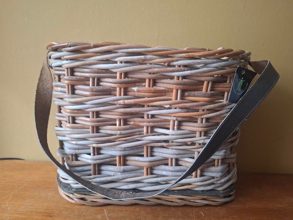 Mooie rieten mand met leren hengsel, Huis en Inrichting, Woonaccessoires | Schalen en Manden, Ophalen of Verzenden