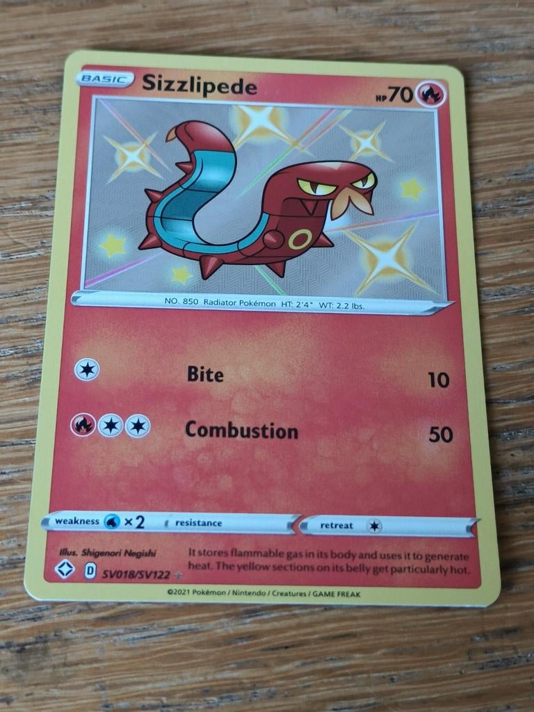 Sizzlipede shiny sv018/sv122 shining fates, Ophalen of Verzenden, Zo goed als nieuw, Losse kaart, Foil