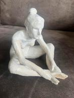 Vintage Beeldje van een Zittende Vrouw / Danseres., Verzamelen, Beelden en Beeldjes, Ophalen of Verzenden, Zo goed als nieuw, Mens