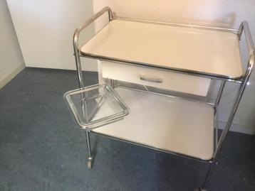 Verrijdbaar instrumententafeltje beschikbaar voor biedingen
