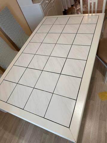 Eettafel met betegeld blad beschikbaar voor biedingen