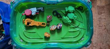 Beyblade arena met spinners en launchers beschikbaar voor biedingen
