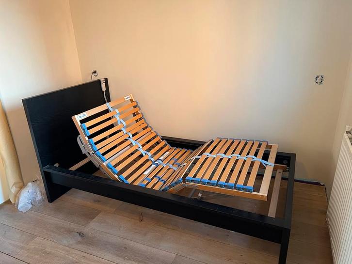 Bed Ikea Malm met elektrische lattenbodem, Huis en Inrichting, Slaapkamer | Bedden, Zo goed als nieuw, Eenpersoons, 90 cm, 200 cm