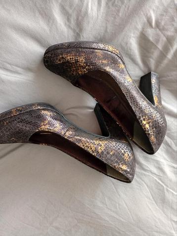 Tamaris Pumps Maat 41 zwart met goud.  beschikbaar voor biedingen
