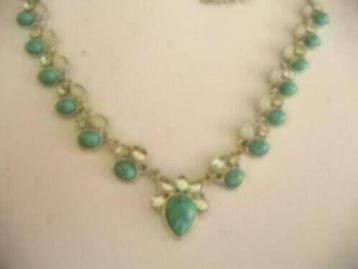 Een Zilverkleur ketting met Witte + Turquoise Acryl stenen beschikbaar voor biedingen