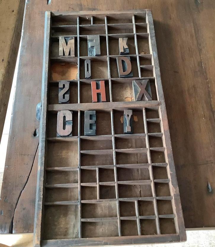 Oude letterbak met drukletters, Antiek en Kunst, Curiosa en Brocante, Ophalen of Verzenden