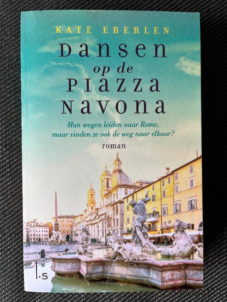 Kate Eberlen - Dansen op de Piazza Navona. (2020), Boeken, Romans, Zo goed als nieuw, Ophalen of Verzenden
