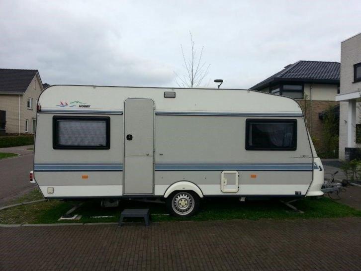 Hobby 495 classic, Caravans en Kamperen, Caravans, Particulier, tot en met 4, 1000 - 1250 kg, Rondzit, Hobby, 2 aparte bedden