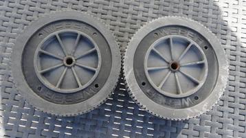 Weber BBQ wielen 150mm (6") + borgringen en afdekkapjes beschikbaar voor biedingen