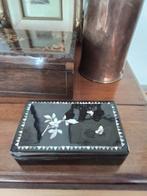 Zwart lak doosje met parelmoer bloem en vlinders, Antiek en Kunst, Ophalen of Verzenden