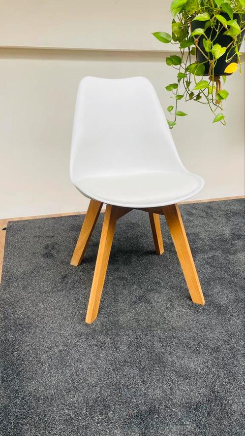 4 Wiite kuipstoelen op houten poten met kussen, Huis en Inrichting, Stoelen, Gebruikt, Vier, Kunststof, Wit, Ophalen of Verzenden