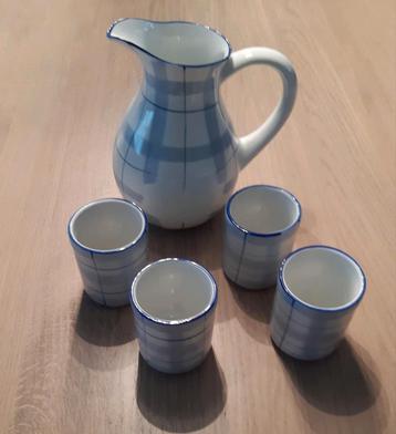 Vintage blauw-wit waterkan met 4 bekers beschikbaar voor biedingen