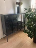 Vitrinekast zwart staal, Industrieel, VT Wonen, 100 tot 150 cm, Ophalen of Verzenden, Zo goed als nieuw, Metaal