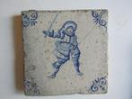 een 17e eeuwse tegel met een soldaatmet zwaard en spies., Antiek en Kunst, Ophalen of Verzenden