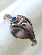 Vintage zilveren ring, bladmotief met blauwe steen, J.J, Ophalen, Zo goed als nieuw, 17 tot 18, Dame