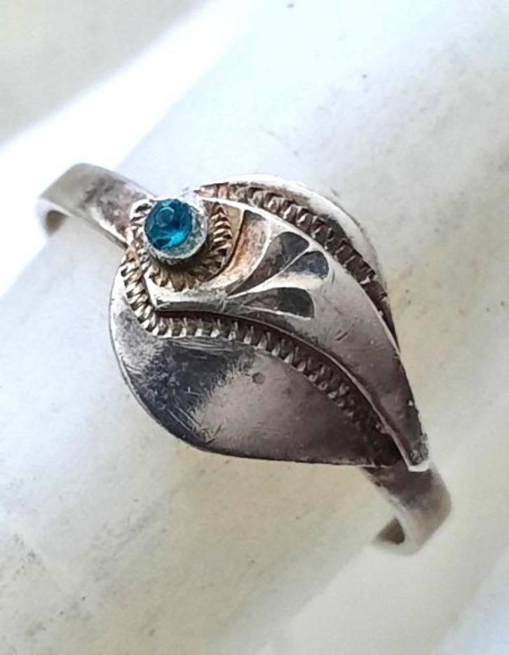 Vintage zilveren ring, bladmotief met blauwe steen, J.J, Sieraden, Tassen en Uiterlijk, Ringen, Zo goed als nieuw, Dame, 17 tot 18