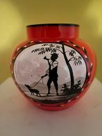 BOHEEMS SILHOUETTE  VAASJE. —  ROOD., Antiek en Kunst, Antiek | Glas en Kristal, Ophalen of Verzenden