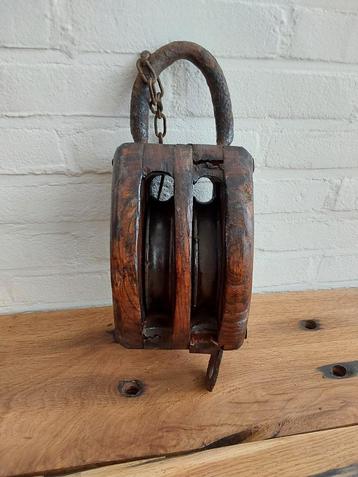 Twee antieke houten katrollen beschikbaar voor biedingen