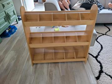 Winkel kast met vakken beschikbaar voor biedingen