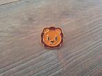 1 leuke pin van een lieve leeuw te koop, Ophalen of Verzenden, Nieuw, Overige onderwerpen, Speldje of Pin