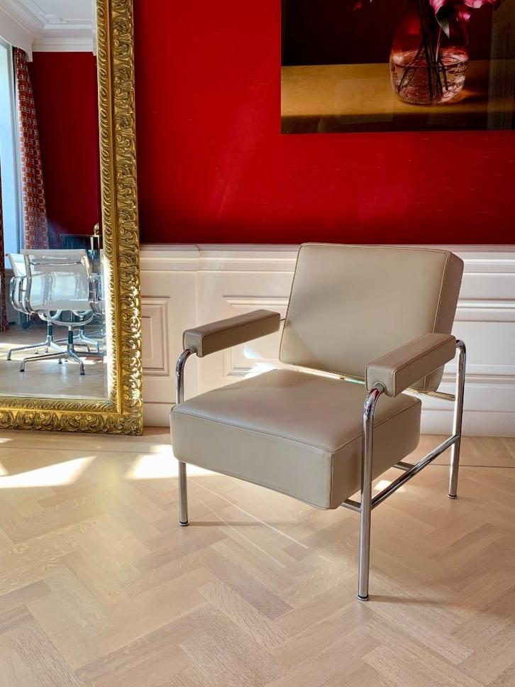 Cassina Le Corbusier LC13 wagon fumoir, Huis en Inrichting, Fauteuils, Zo goed als nieuw, Leer, Metaal, 50 tot 75 cm, 75 tot 100 cm