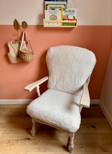 Voedingsstoel babykamer met teddystof beschikbaar voor biedingen