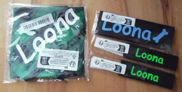 Zes naambatches en een sjaaltje met de hondennaam Loona. beschikbaar voor biedingen