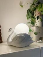Porseleinen ZWAAN met Glazen bol LAMP, Huis en Inrichting, Ophalen of Verzenden, Zo goed als nieuw, Overige materialen, Minder dan 50 cm