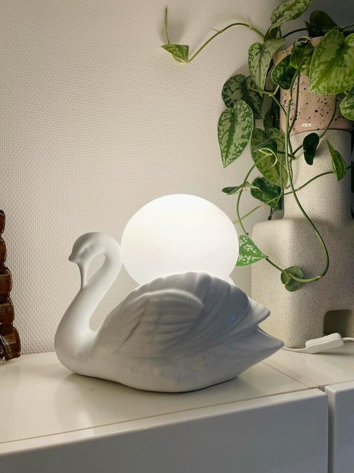 Porseleinen ZWAAN met Glazen bol LAMP, Huis en Inrichting, Lampen | Tafellampen, Zo goed als nieuw, Minder dan 50 cm, Overige materialen