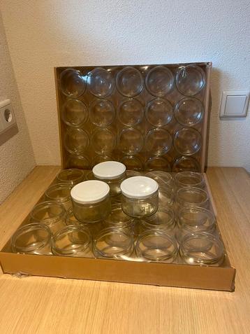 Glazen potten 250 ml met deksels beschikbaar voor biedingen