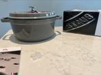 Staub La Cocotte 24 cm Grafiet grijs in topstaat, Huis en Inrichting, Keuken | Potten en Pannen, Gietijzer, Ophalen of Verzenden