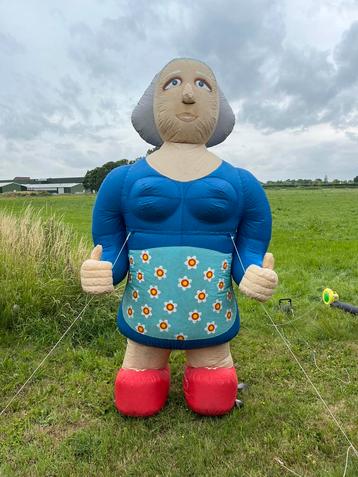 Sarah pop te huur beschikbaar voor biedingen