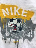 Shirt Nike print voetbal be a legend wit grijs geel mt 158, Kinderen en Baby's, Kinderkleding | Maat 158, Jongen of Meisje, Ophalen of Verzenden