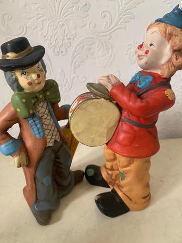 Twee prachtige echt porseleinen Clowns beelden   beschikbaar voor biedingen
