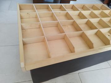 houten lade met vakken beschikbaar voor biedingen