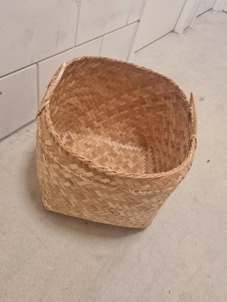 Grote Gevlochten Mand - Decoratief & Praktisch, Huis en Inrichting, Woonaccessoires | Schalen en Manden, Zo goed als nieuw, Mand