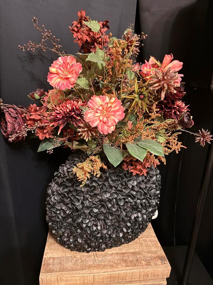 Mooie vaas met kunstbloemen, Huis en Inrichting, Woonaccessoires | Vazen, Zo goed als nieuw, Zwart, Minder dan 50 cm, Overige materialen