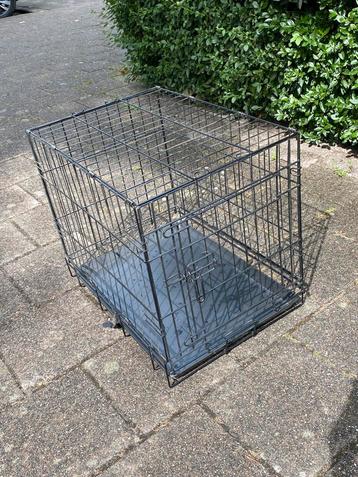 Middelgrootte hondenbenche ( 60 X 42 X 51 cm ) beschikbaar voor biedingen