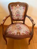 Antieke Louis XV Fauteuil met Handgeborduurd Bloemenpatroon, Antiek en Kunst, Antiek | Meubels | Stoelen en Banken, Ophalen