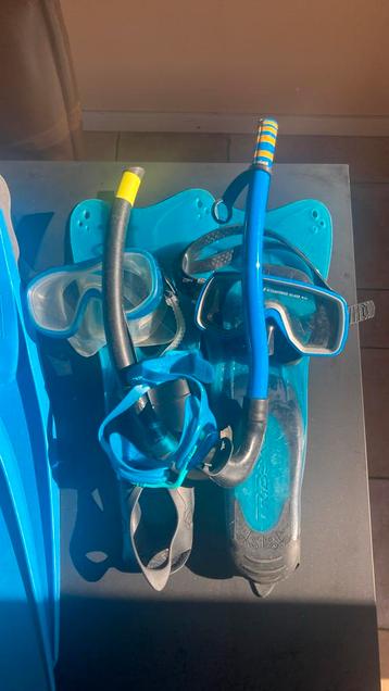 Flippers met 2 duikbrillen beschikbaar voor biedingen