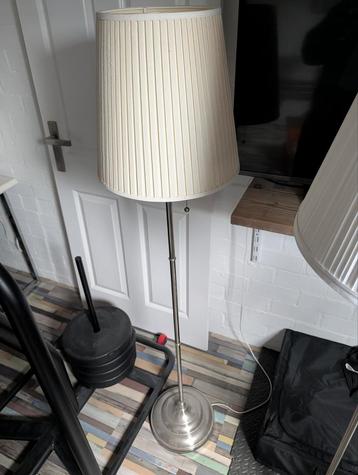 Mooie Vloerlamp - Stijlvol & Functioneel beschikbaar voor biedingen