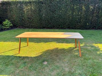 Massief eiken eettafel beschikbaar voor biedingen