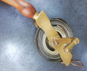 Meetlint. Metaal. 10 mtr. Vintage/oud. Messing huis.  beschikbaar voor biedingen